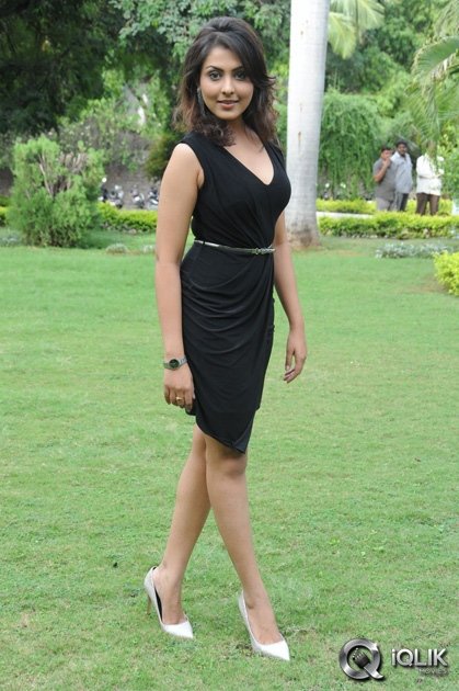 Madhu-Shalini-at-Anukshanam-Movie-Trailer-Launch